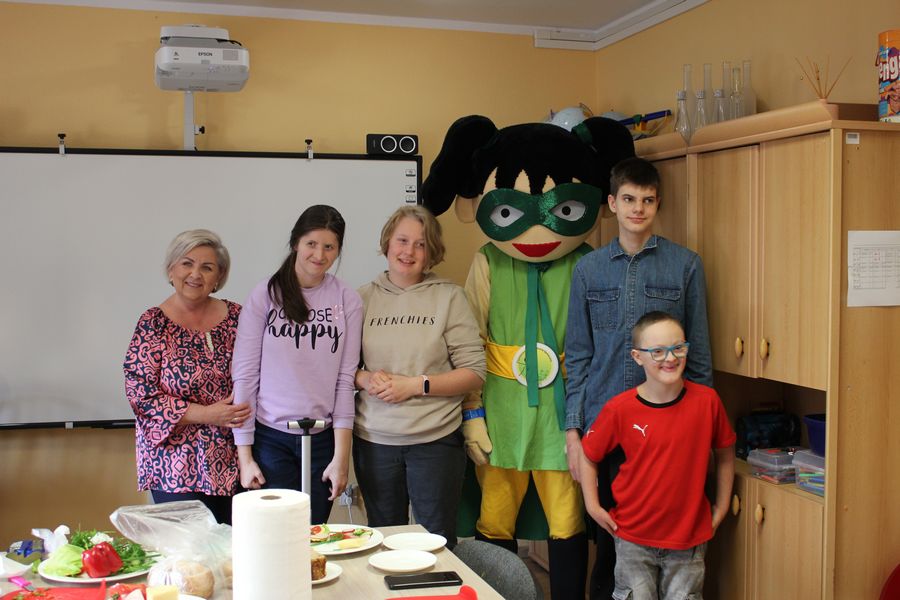 W ramach projektu Na drodze wybierz Życie akcja dystrybucji odblasków uczniom podczas wizyty pracowników Starostwa Powiatowego w Policach i maskotki Harmonijka