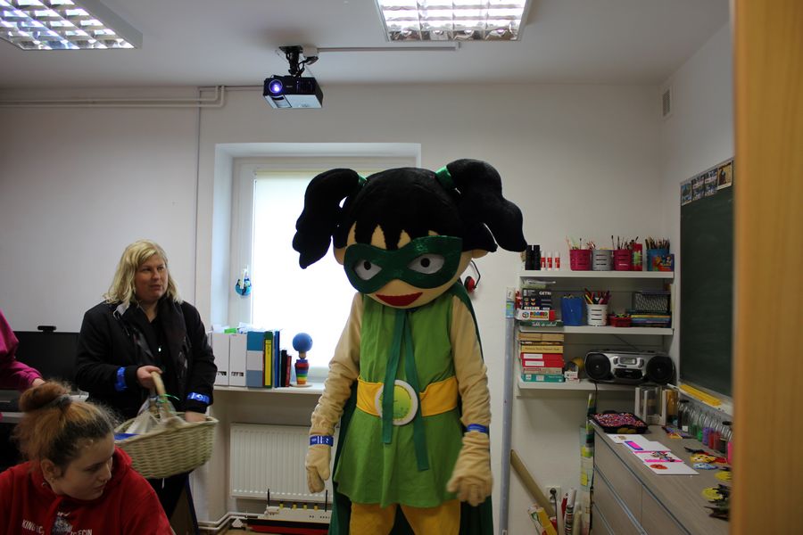 W ramach projektu Na drodze wybierz Życie akcja dystrybucji odblasków uczniom podczas wizyty pracowników Starostwa Powiatowego w Policach i maskotki Harmonijka