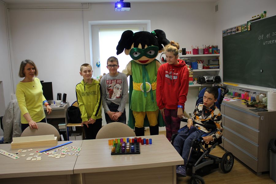 W ramach projektu Na drodze wybierz Życie akcja dystrybucji odblasków uczniom podczas wizyty pracowników Starostwa Powiatowego w Policach i maskotki Harmonijka