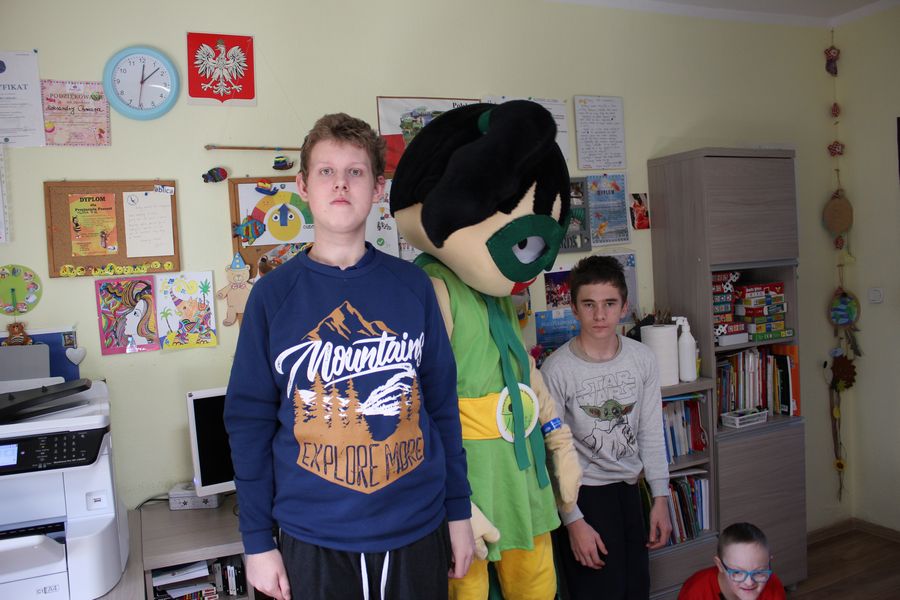 W ramach projektu Na drodze wybierz Życie akcja dystrybucji odblasków uczniom podczas wizyty pracowników Starostwa Powiatowego w Policach i maskotki Harmonijka