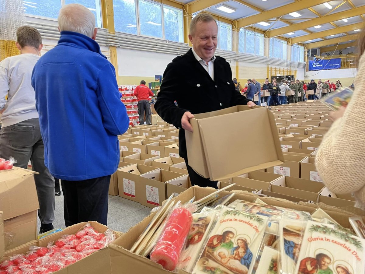 Starosta Policki pakuje paczki na Kresy