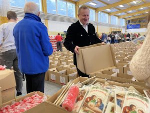 Starosta Policki pakuje paczki na Kresy