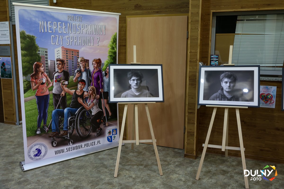 Sztalugi, a na nich zdjęcia podczas wystawy fotograficznej