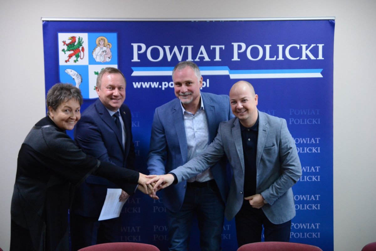 Przedstawiciele Starostwa Powiatowego w Policach i firmy EUROVIA Sp. z o.o. na wspólnym zdjęciu