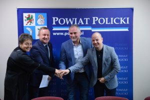 Przedstawiciele Starostwa Powiatowego w Policach i firmy EUROVIA Sp. z o.o. na wspólnym zdjęciu
