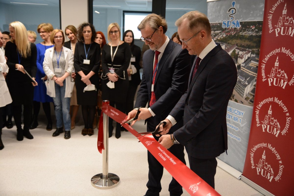 Dyrektor szpitala i Rektor PUM przecinają wstęgę