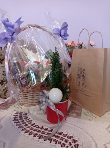 Świąteczne paczki z logotypem Powiatu Polickiego