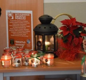 Lampiony z płonącymi swiecami na stoliku.