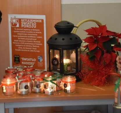 Lampiony z płonącymi swiecami na stoliku.