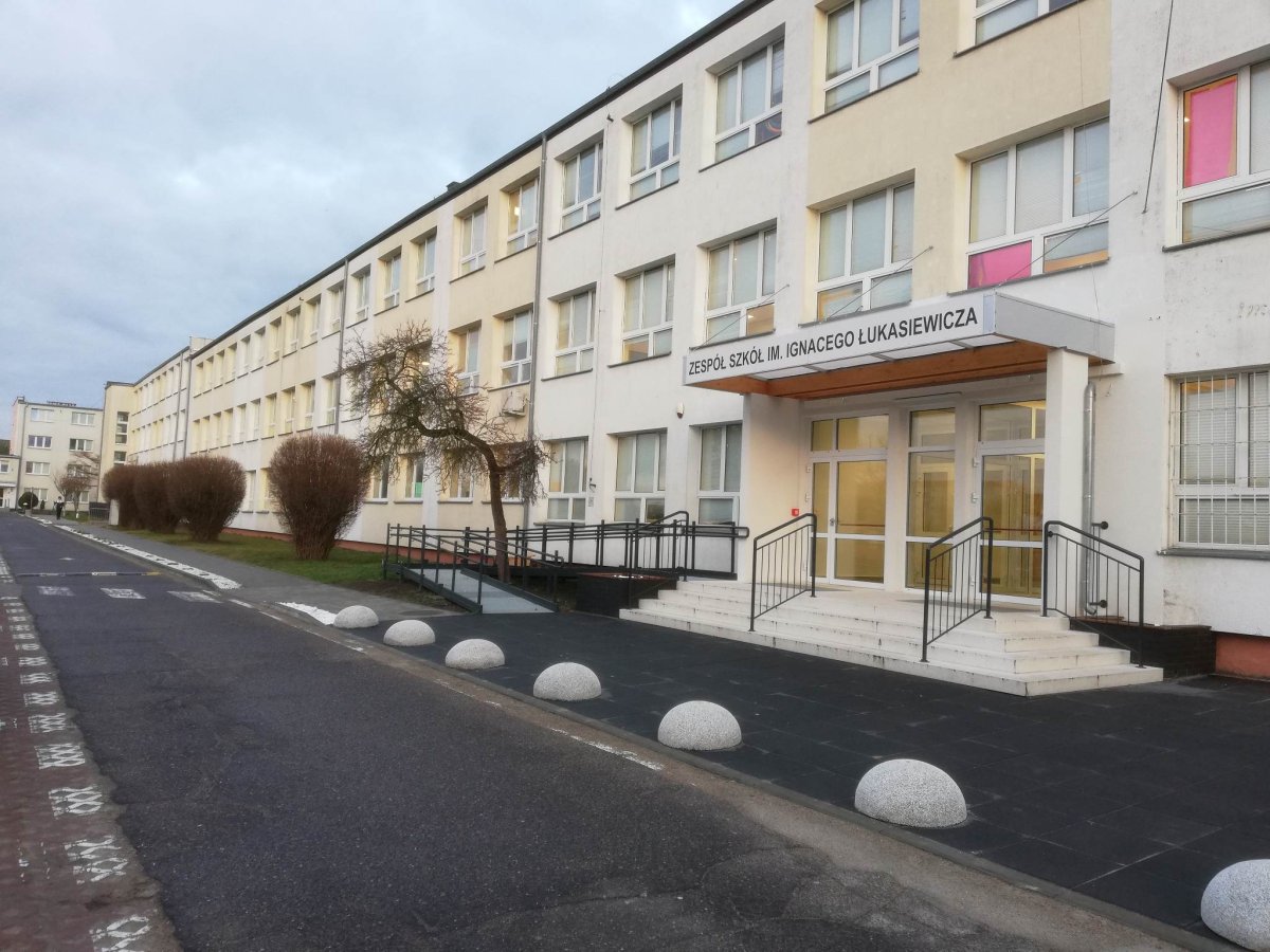 Wejście główne Zespołu Szkół im. I. Łukasiewicza w Policach
