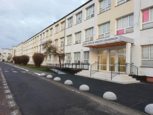 Wejście główne Zespołu Szkół im. I. Łukasiewicza w Policach