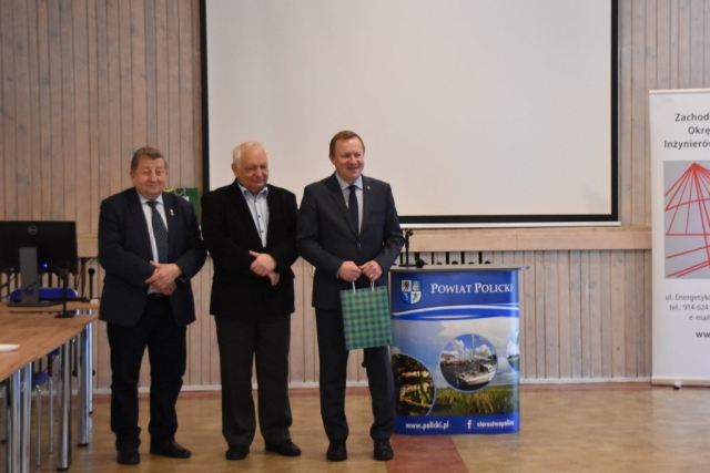 Starosta Policki Andrzej Bednarek, Burmistrz Polic Władysław Diakun wraz z Członkiem Zachodniopomorskiej Okręgowej Izby Inżynierów Budownictwa
