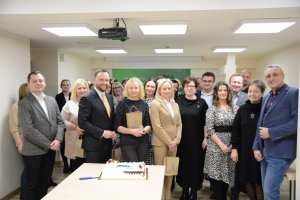 Pracownicy Powiatowego Urzędu Pracy w Policach na wspólnym zdjęciu z przedstawicielami Zarządu Powiatu w Policach