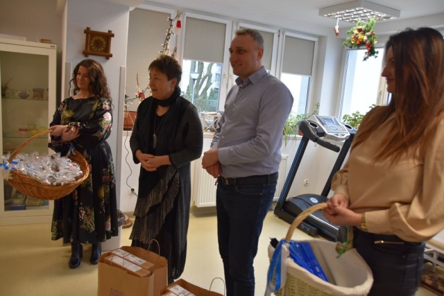 Przedstawiciele Powiatu Polickiego stojący na tle okien