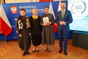 Wojewoda Zachodniopomorski Zbigniew Bogucki, Kurator Oświaty oraz przedstawiciele Powiatu Polickiego Agata Jarymowicz i Beata Chmielewska na wspólnym zdjęciu