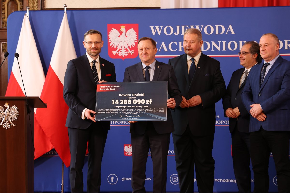 Starosta Policki Andrzej Bednarek, Wojewoda Zachodniopomorski Zbigniew Bogucki wraz z posłami pozują do zdjęcia z czekiem