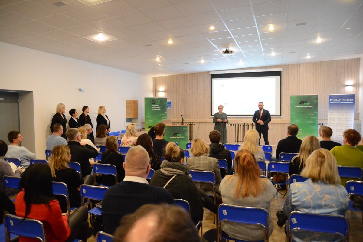 Spotkanie informacyjne dla pracodawców. W tle wicestarosta policki Joanna Napiwodzka i Dyrektor Powiatowego Urzędu Pracy Paweł Wieczorkowski