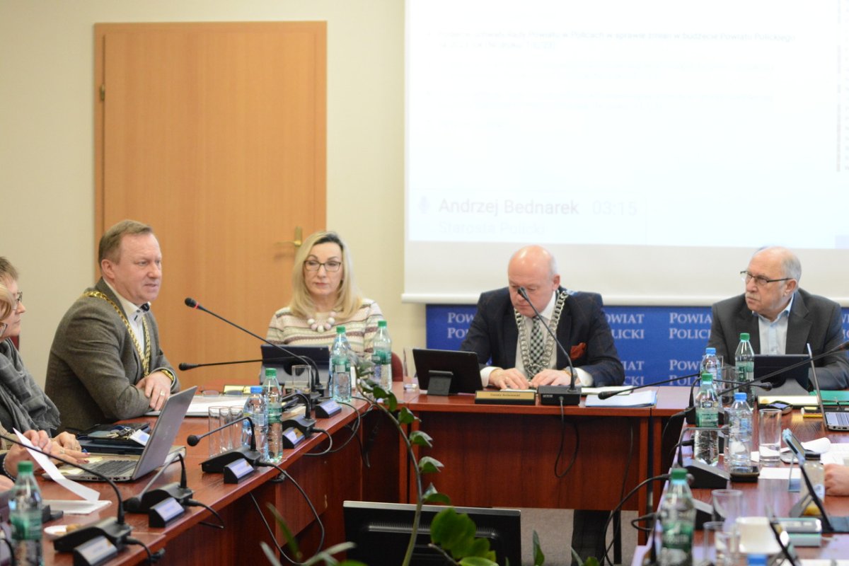 Obrady sesji Rady Powiatu w Policach