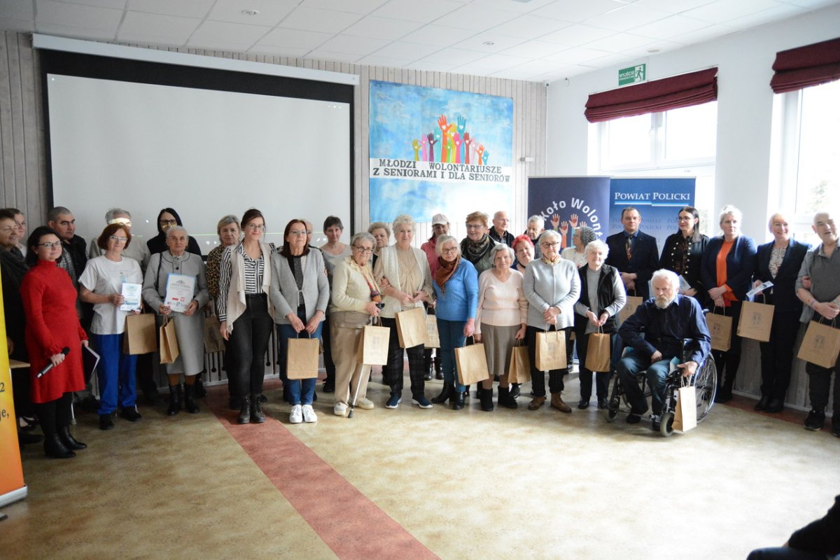 Seniorzy uczestniczący w projekcie na wspólnym zdjęciu