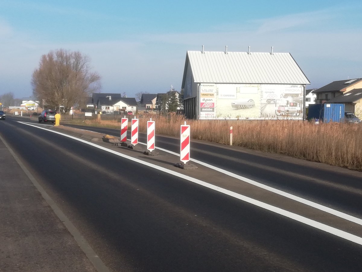 Wysepka drogowa na drodze w miejscowości Przęsocin