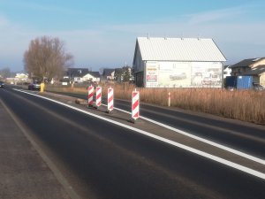 Wysepka drogowa na drodze w miejscowości Przęsocin