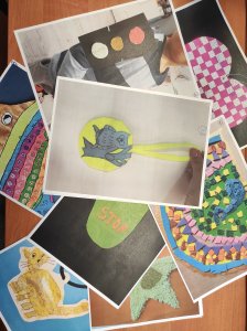 Kolorowe prace plastyczne rozłożone na blacie biurka