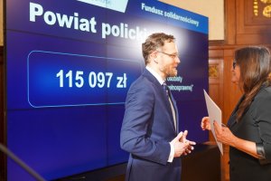 Wojewoda zachodniopomorski wręcza umowę Dyrektor Powiatowego Centrum Pomocy Rodzinie w Policach