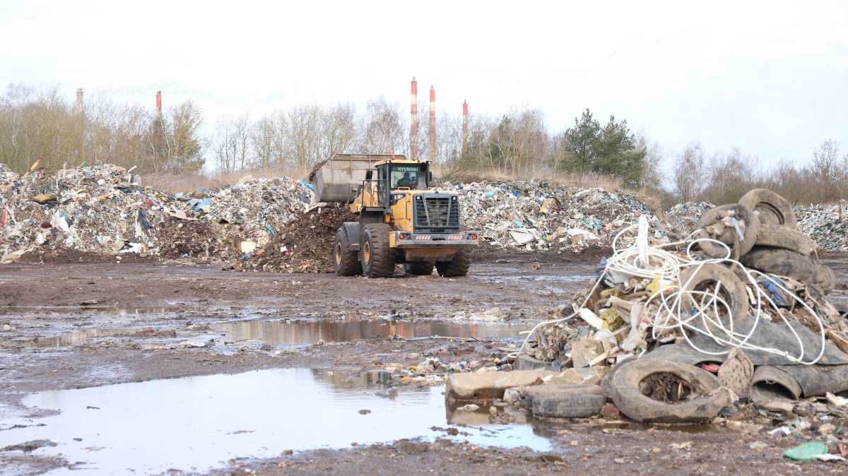 Prace sprzątające przy ul. Kamiennej w Policach