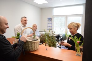 Pracownicy Starostwa Powiatowego w Policach wręczają upominki z okazji Dnia Kobiet