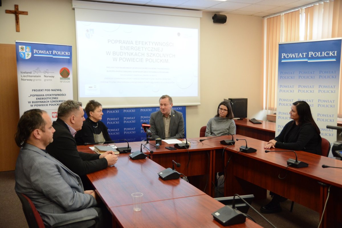 Konferencja prasowa w sali sesyjnej Starostwa Powiatowego w Policach