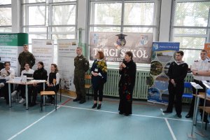 Członek Zarządu Powiatu w Policach i Dyrektor Poradni w Policach otwierają Targi Szkół Polic i Szczecina