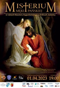 Na ciemnym tle w środkowej części plakatu Anioł w białek szacie ze skrzydłami przytula klęczącego Jezusaw czerwonej szacie,nad nimi umieszczony jest napis w złotym kolorze Misterium Męki Pańskiej w ruinach klasztoru augustiańskiego w Policach Jasienicy, a pod postaciami zlotym kolorem wskazana data 1 kiwetnia 2023 rok godzina 19.00 i logosy organizatorów, partnerów i sponsorów