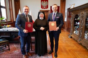 Starosta Policki Andrzej Bednarek wraz z Wojewodą Zachodniopomorskim Zbigniewem Bogucki i s. Lidią Boreczek na wspólnym zdjęciu