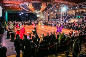 Tancerze w sali sportowej podczas turnieju tańca