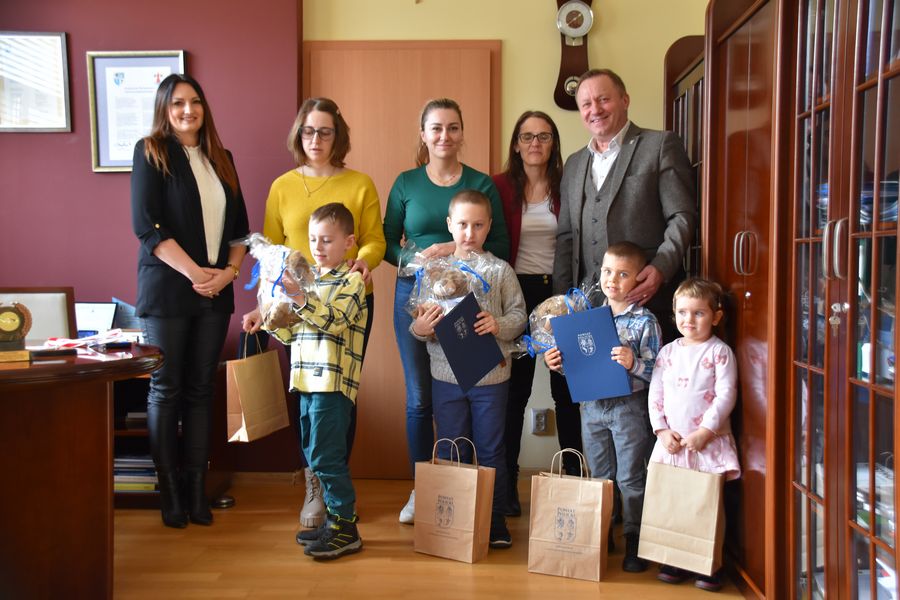 Pamiątkowe zdjecie ze spotkania u Starosty 5 osób dorosłych i 4 dzieci w wieku przedszkolnym.