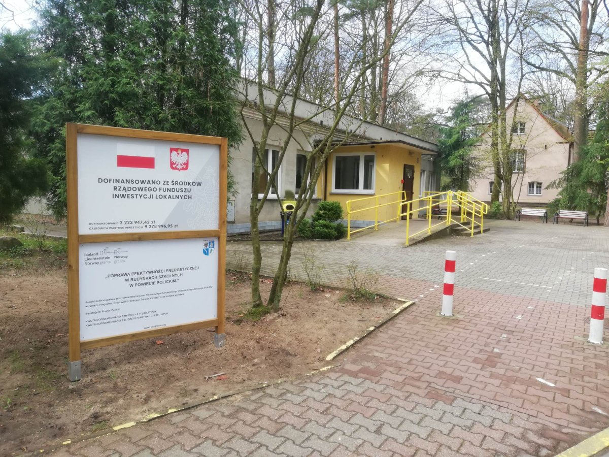 Tablice projektowe, a w tle budynki SOSW nr 1 w Policach