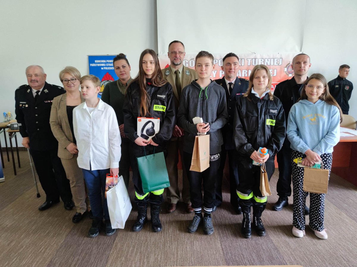 Zwycięzcy turnieju pożarniczego na wspólnym zdjęciu