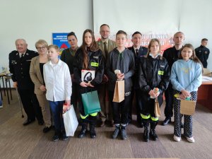 Zwycięzcy turnieju pożarniczego na wspólnym zdjęciu