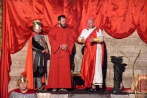 Inscenizacja Misterium Męki Pańskiej. Na scenie trzech mężczyzn