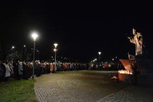 Figura św. Jana Pawła II i mieszkańcy zgromadzeni wokół