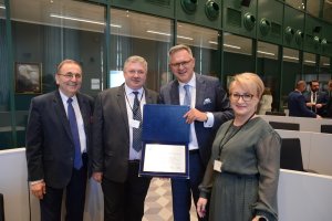 Zdjęcie grupowe przedstawicieli Starostwa Powiatowego w Policach, gminy Nowe Warpno i Euroregionu Pomerania