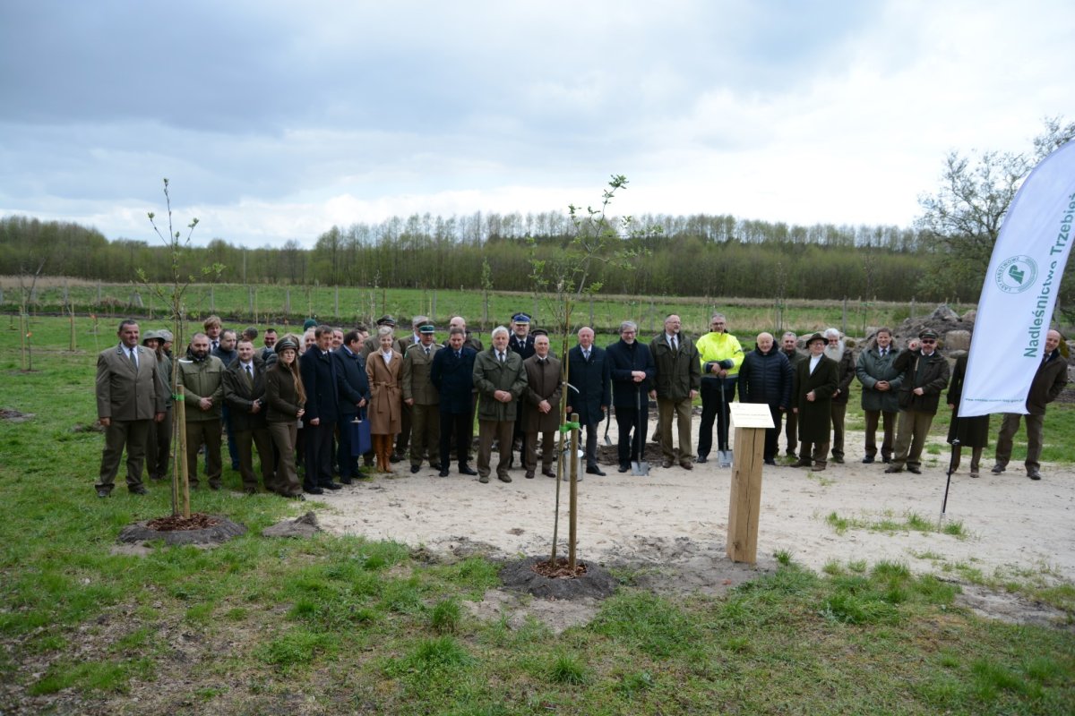 Uczestnicy odpustu leśnego na wspólnym zdjęciu