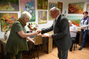 Cezary Arciszewski Przewodniczący Rady Powiatu wręcza upominek malarce