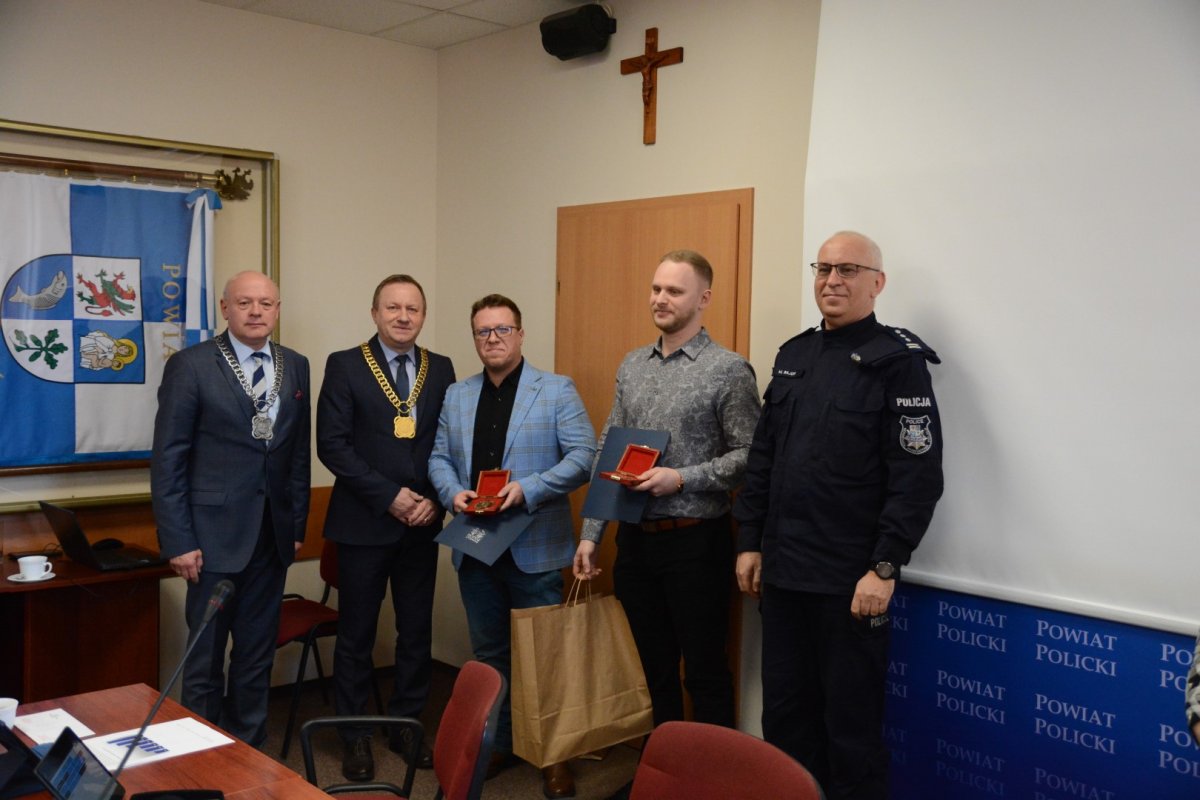 Zdjęcie grupowe po wręczeniu nagród "Postawa godna naśladowania"