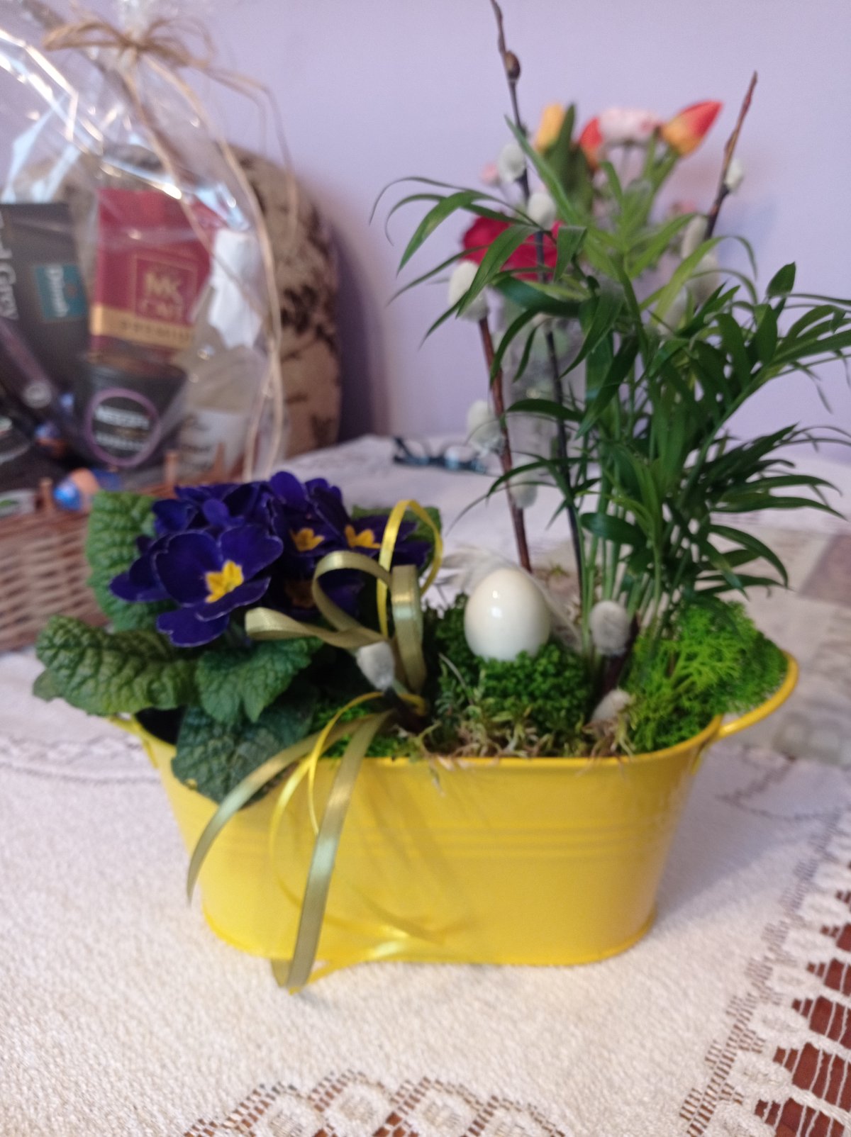 Stroik wielkanocny stojący na stole