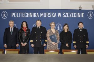 Przedstawiciele Starostwa Powiatowego w Policach i Politechniki Morskiej w Szczecinie na wspólnym zdjęciu