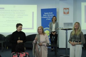 Członek Zarządu Powiatu, prowadząca konferencję oraz Dyrektor SOSW w Tanowie stoją podczas konferencji
