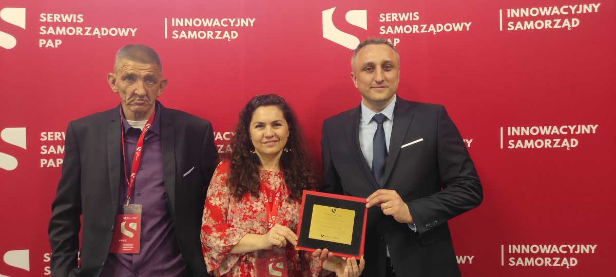 Przedstawiciele Starostwa Powiatowego w Policach i Stowarzyszenia na rzecz Harmonii Społecznej w Policach na wspólnym zdjęciu