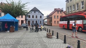 Krwiobus na rynku w Nowym Warpnie