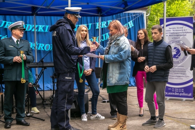 Wręczanie medalu kobiecie przez policję w Turnieju Bezpeiczeństwa Ruchu Drogowego